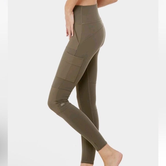 ALO Yoga Pants - Alo Yoga High-Waist Cargo Legging, Olive